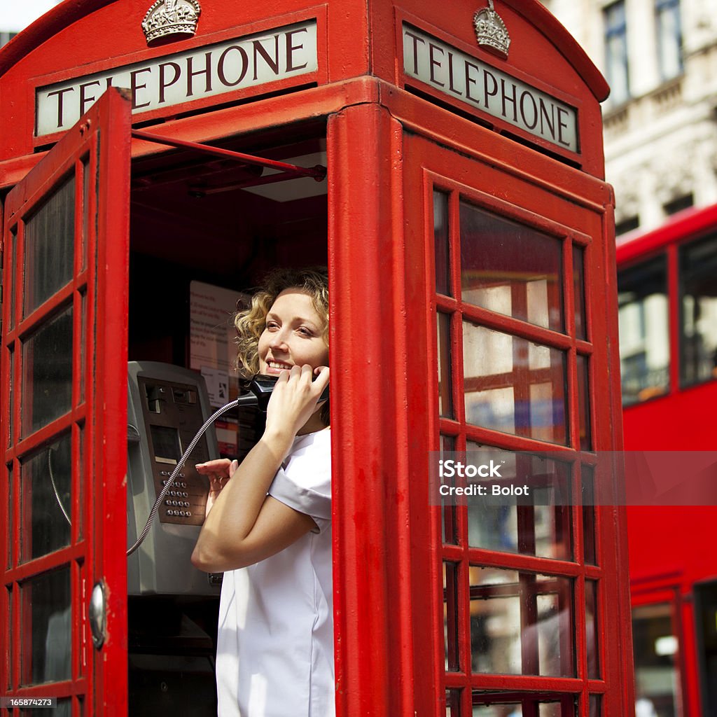 Mulher na Cabine de telefone vermelho. Londres, Reino Unido - Royalty-free Cabina de Telefone Público Foto de stock