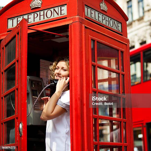 Mulher Na Cabine De Telefone Vermelho Londres Reino Unido - Fotografias de stock e mais imagens de Cabina de Telefone Público