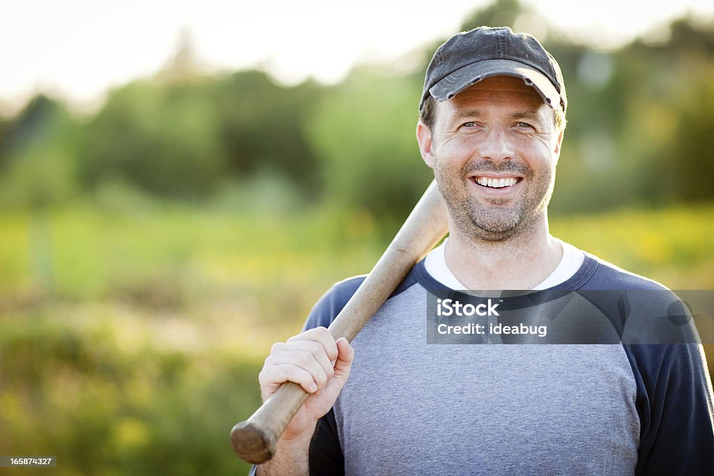 Heureux, Vintage Baseball avec Bat à l'extérieur pendant l'été - Photo de Hommes libre de droits