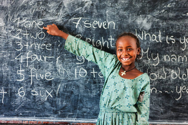 niña africana es el aprendizaje de inglés - education blackboard africa youth culture fotografías e imágenes de stock