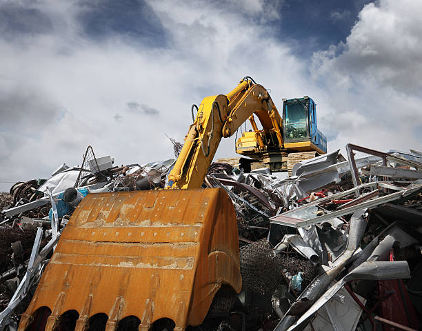 excavator arbeiten in müllkippe - metal waste stock-fotos und bilder