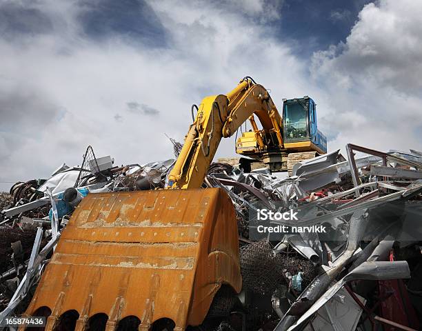 굴착기 곳에서 작업하는 쓰레기 수거장 건설 산업에 대한 스톡 사진 및 기타 이미지 - 건설 산업, 재활용, 쓰레기