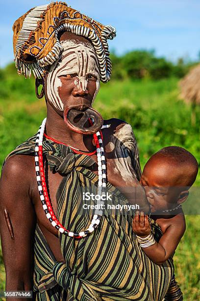 Retrato De Mulher De Tribo Mursi Etiópia África - Fotografias de stock e mais imagens de Etiópia - Etiópia, Placa de Esticar Lábio, Tribo Mursi