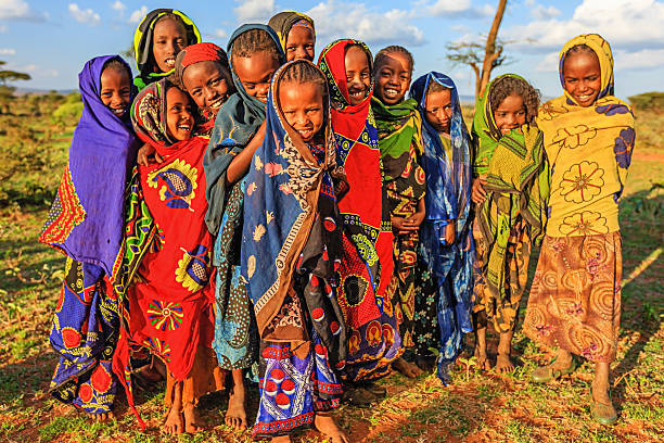 группа африканских детей, восточная африка - africa ethiopia indigenous culture african tribal culture стоковые фото и изображения