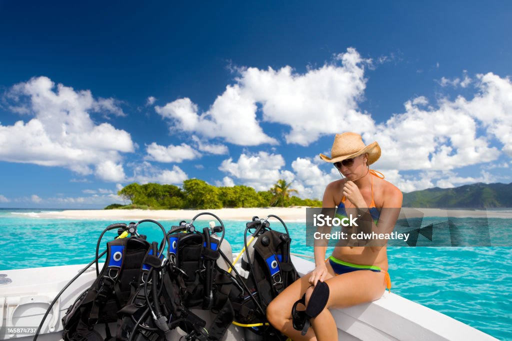 Femme se préparer pour une excursion de plongée sous-marine dans les Caraïbes - Photo de Île libre de droits