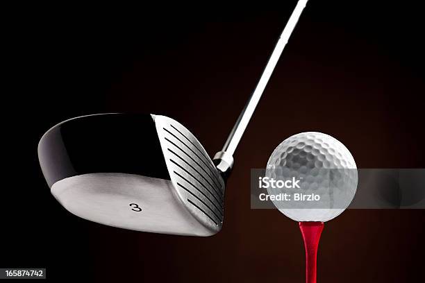 Clubhead Batendo Uma Bola De Golfe No Tee - Fotografias de stock e mais imagens de Taco de Golfe - Taco de Golfe, Tee, Esfera