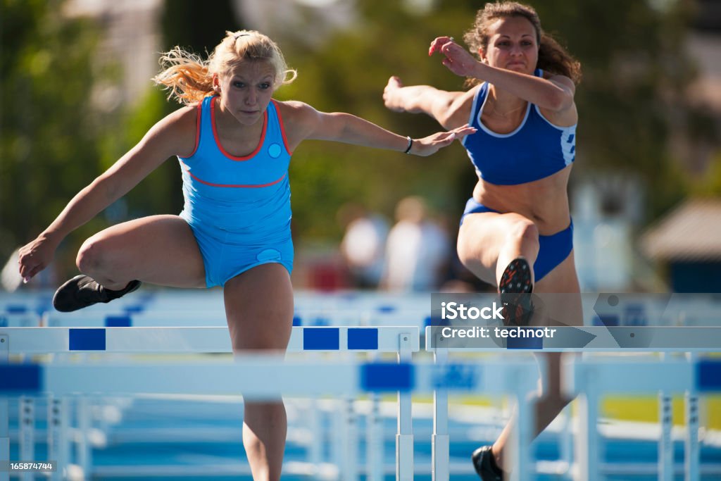 Weibliche Athleten im Rennen Hürde - Lizenzfrei Hürdenlauf - Laufdisziplin Stock-Foto