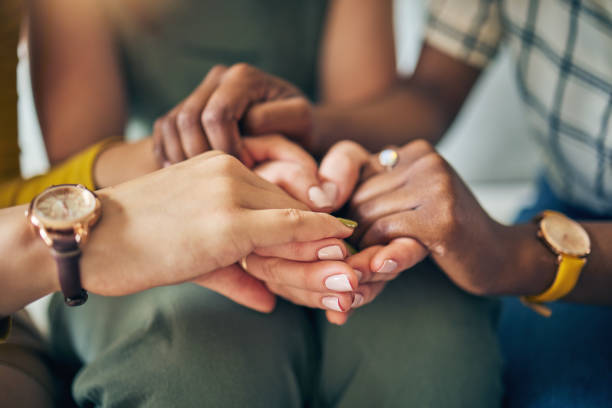 손을 잡고, 원을 그리며 지원하고, 신뢰와 기도, 연대와 희망, 공감 또는 종교 공동체의 보살핌. 위로, 예배 및 치료, 상담 및 심리학 회의에 있는 사람들의 그룹 - consoling depression assistance 20s 뉴스 사진 이미지