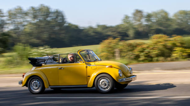 volkswagen käfer cabrio - road trip collectors car sports car convertible stock-fotos und bilder