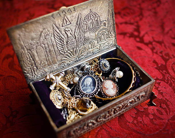 casella di gioielli antichi - gold jewelry earring bracelet foto e immagini stock