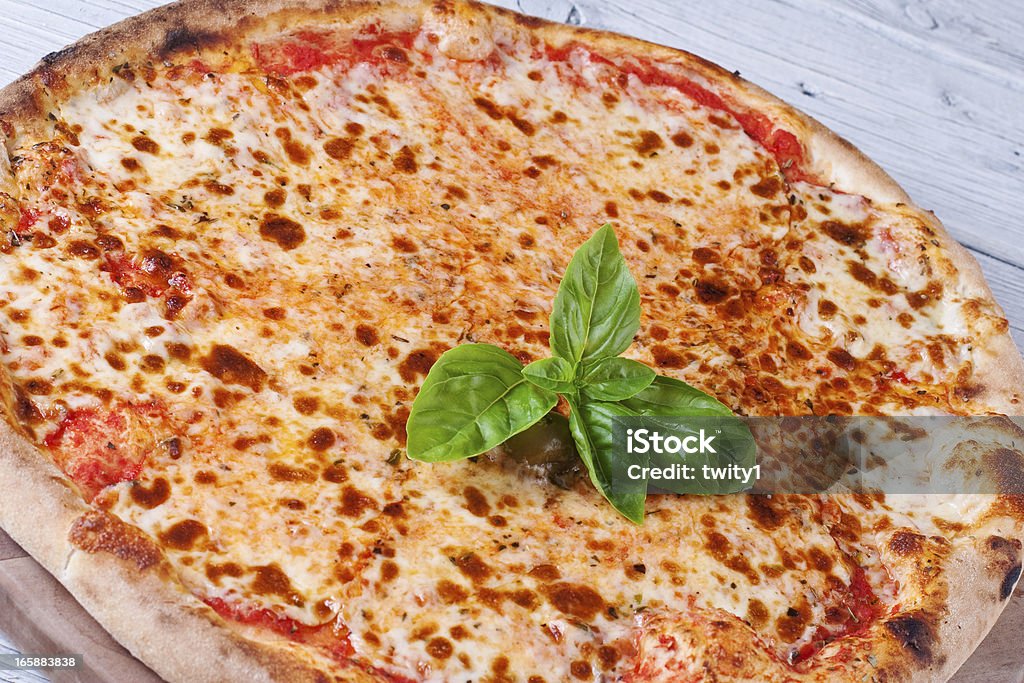 Gustosa pizza margherita - Foto stock royalty-free di Pizza margherita