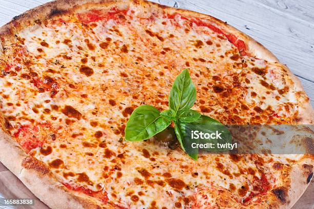 Gustosa Pizza Margherita - Fotografie stock e altre immagini di Pizza margherita - Pizza margherita, Alimentazione non salutare, Basilico