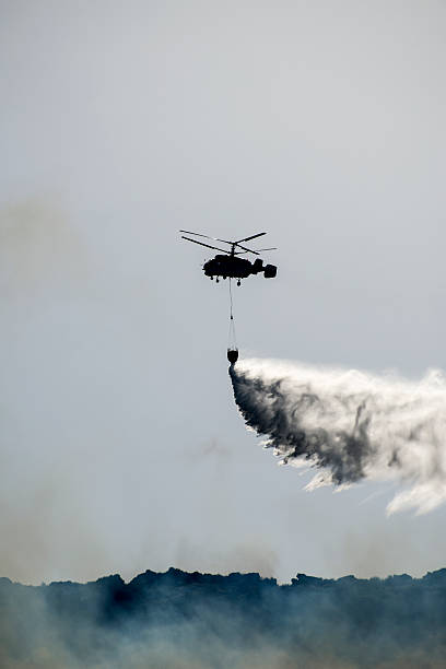 helikopter gaśniczy - fire retardant zdjęcia i obrazy z banku zdjęć