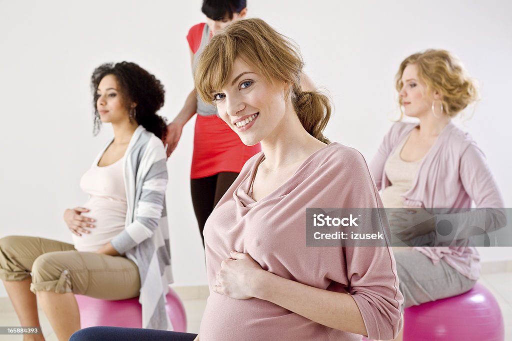妊娠中の女性にジムボール - 20-24歳のロイヤリティフリーストックフォト