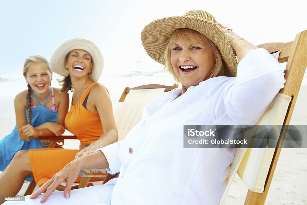 Tres generaciones disfrutando juntos en la playa - Foto de stock de 40-49 años libre de derechos