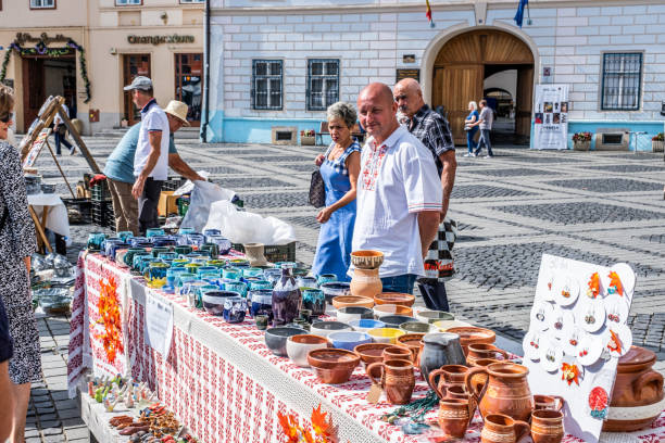 традиционный румынский рынок керамики ручной работы - making craft craftsperson circle стоковые фото и изображения