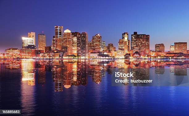 Hermosa Reflejo De La Ciudad De Boston Y De Las Foto de stock y más banco de imágenes de Boston - Massachusetts - Boston - Massachusetts, Panorama urbano, Noche