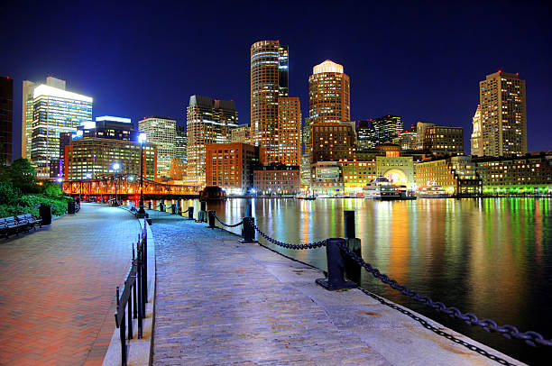 vue de nuit de boston de la promenade riverwalk - boston skyline night city photos et images de collection