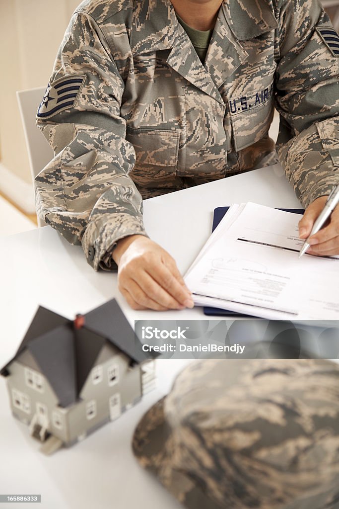 Air Force uniformierten eigene mit Real Estate Papierkram - Lizenzfrei Veteran Stock-Foto