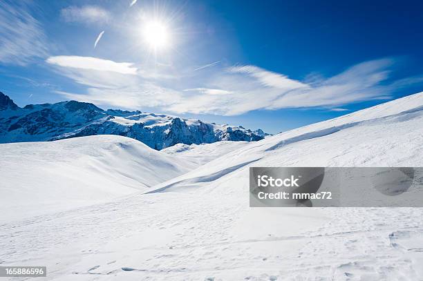 Paisaje De Montaña Con El Sol Foto de stock y más banco de imágenes de Nieve - Nieve, Montaña, Pista de esquí