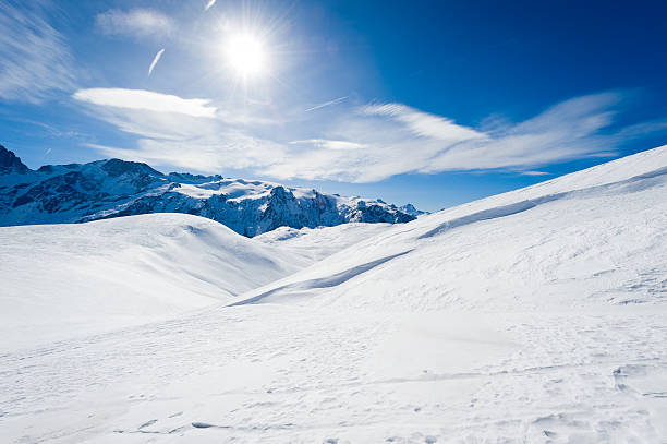 высокий горный пейзаж с солнцем - arctic wintry landscape landscape snow стоковые фото и изображения