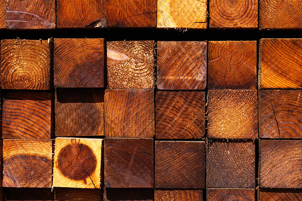 zbliżenie tylko częściowo redwood przetwarzanego - timber lumber industry redwood stack zdjęcia i obrazy z banku zdjęć