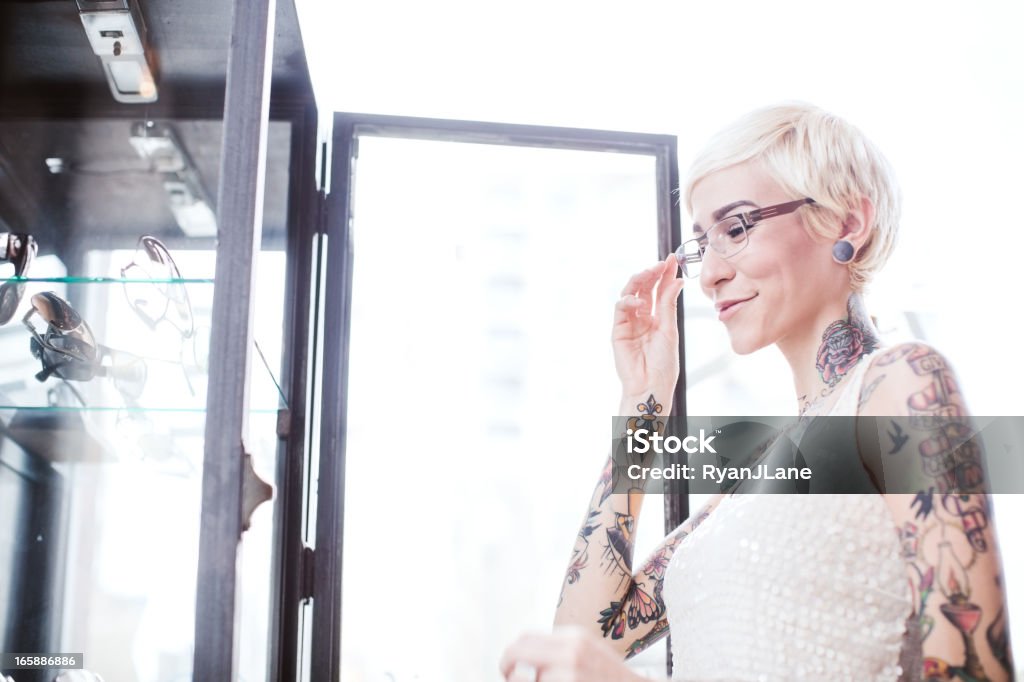 Gafas mujer joven de compras - Foto de stock de A la moda libre de derechos