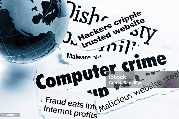 ガラスグローブペーパーウエイトでコンピュータ犯罪関連ヘッドライン - サイバー犯罪のストックフォトや画像を多数ご用意 - サイバー犯罪, 新聞の見出し, メディア