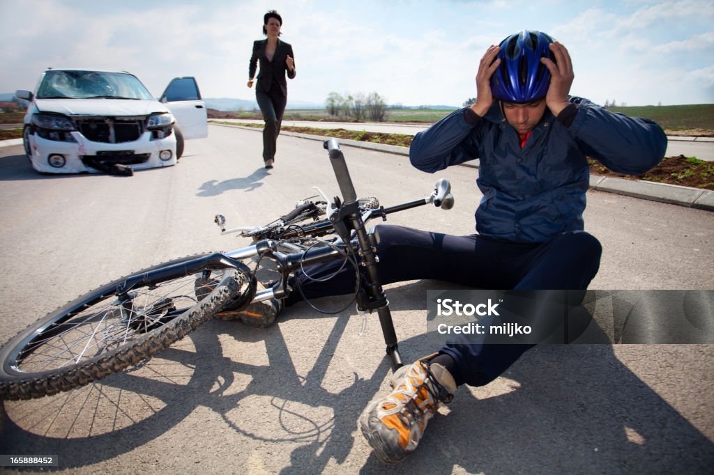 accident de la route. Voiture et vélo - Photo de Accident de transport libre de droits