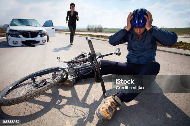 Photo libre de droit de Accident De La Route Voiture Et Vélo banque d'images et plus d'images libres de droit de Accident de transport - Accident de transport, Accident bénin, Blessure physique