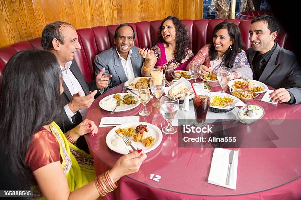 Adulto Feliz Grupo De Amigos Em Um Restaurante Asiático - Fotografias de stock e mais imagens de Restaurante