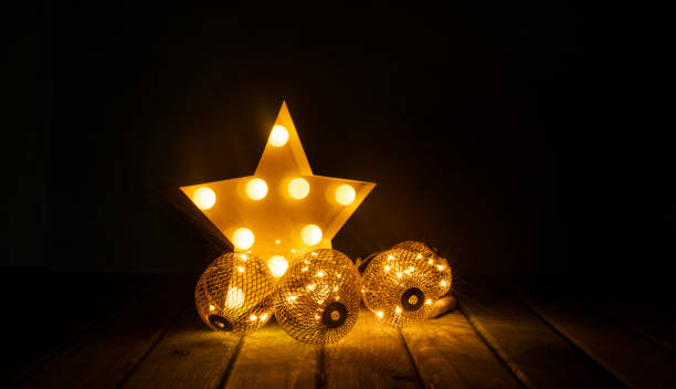 テーブルの上にクリスマスの装飾ボールを持つスターランプ