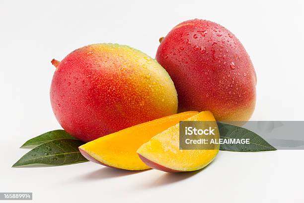 Mango Foto de stock y más banco de imágenes de Mango - Fruta tropical - Mango - Fruta tropical, Fondo blanco, Fruta