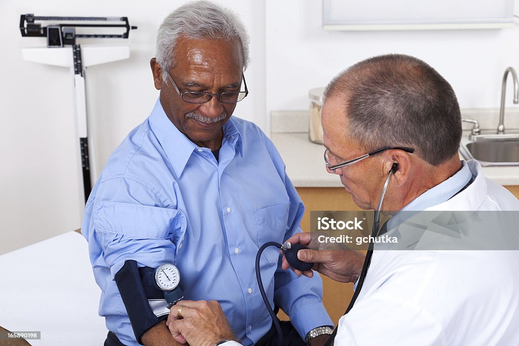 La medición de la presión arterial - Foto de stock de Indicador de presión sanguínea libre de derechos
