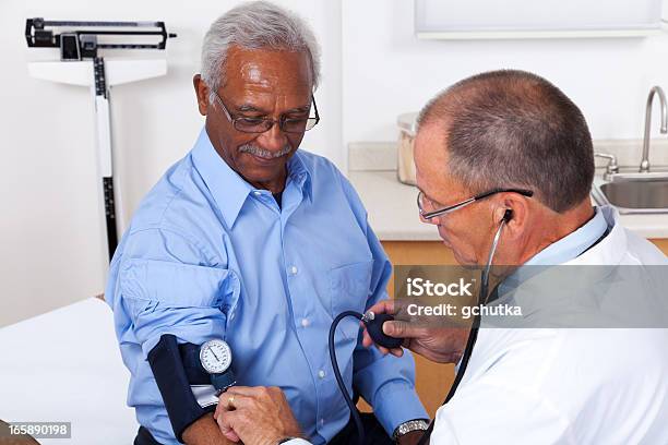 La Medición De La Presión Arterial Foto de stock y más banco de imágenes de Indicador de presión sanguínea - Indicador de presión sanguínea, Africano-americano, Hombres