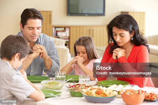 若いヒスパニック系家族の前で祈ること自宅でのお食事 - 祈るのストックフォトや画像を多数ご用意 - 祈る, 家族, ラテンアメリカ人およびラテン系アメリカ人