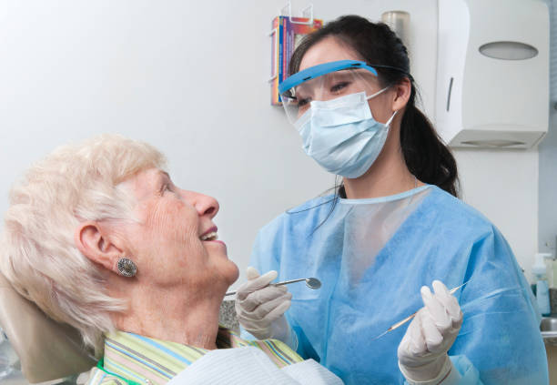 Appuntamento-dentista e paziente anziano igienista - foto stock