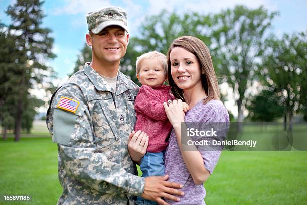 Ejército Familia Serie Real American Soldier Con Esposa Son Foto de stock y más banco de imágenes de Familia