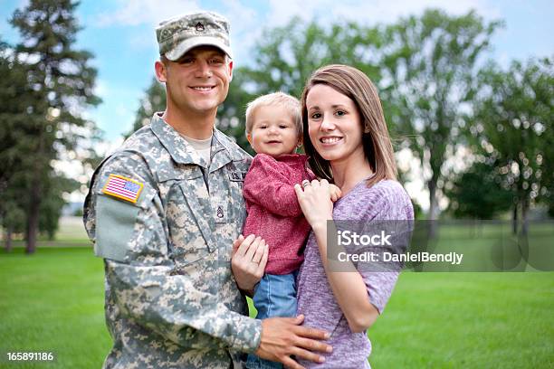 Foto de Exército Família Series Real Soldado Americano Com Esposa Son e mais fotos de stock de Família