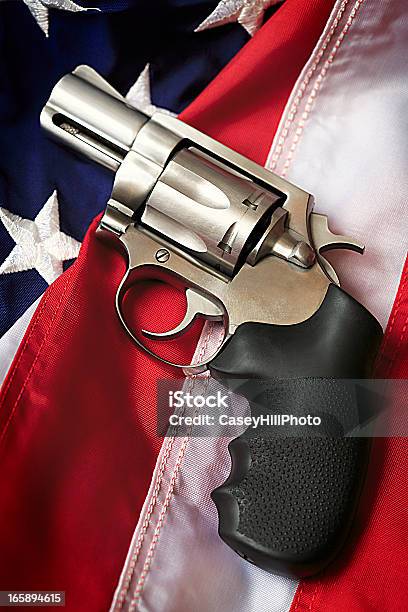 Arma Na Bandeira Dos Estados Unidos Da América - Fotografias de stock e mais imagens de Acessório - Acessório, Agressão, Arma de Fogo