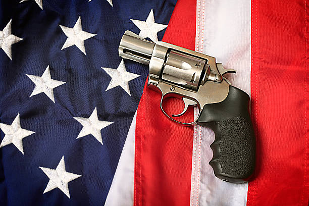 pistola con bandiera americana - gun laws foto e immagini stock
