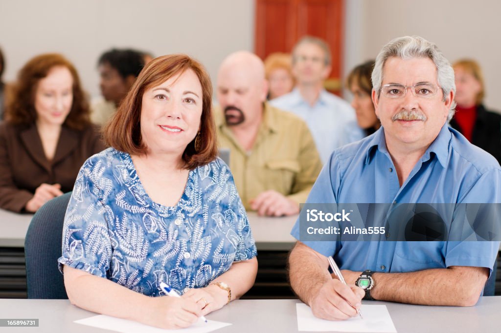 Adulto istruzione: Grande gruppo eterogeneo di persone mature in corso - Foto stock royalty-free di 60-69 anni