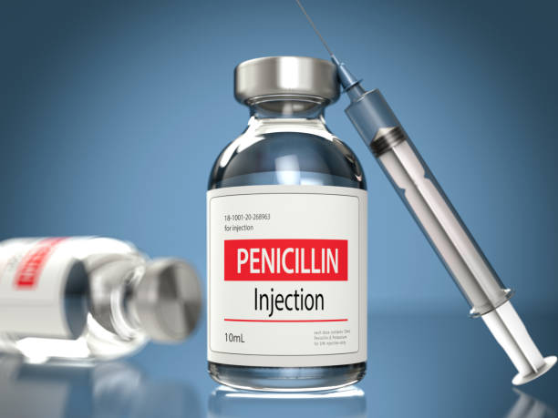 penicillin bottle with a needle and syringe - penicillin imagens e fotografias de stock