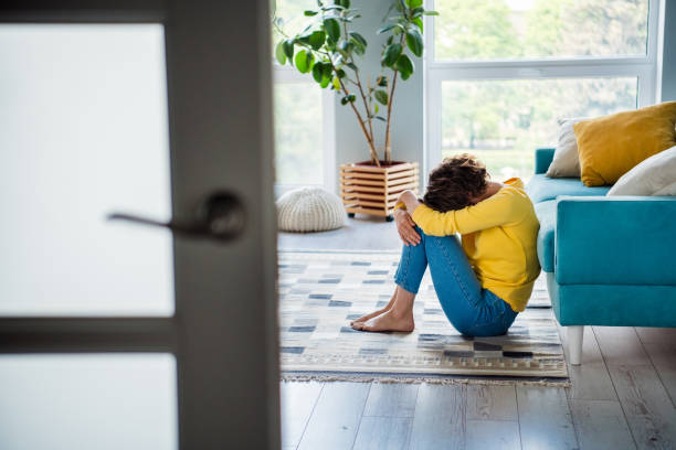 photo of unhappy lady sitting floor in empty room house crying struggle suffer emotional anxiety - splitup imagens e fotografias de stock