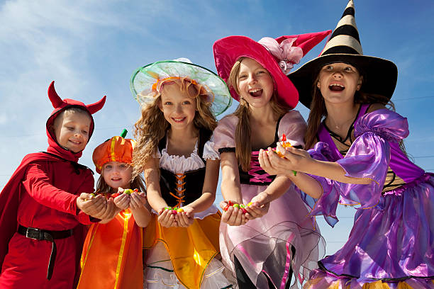 cinco halloween children holding golosinas. - costume stage costume sunlight carnival fotografías e imágenes de stock