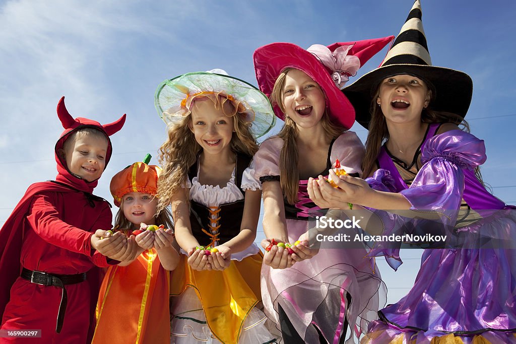 Пят�ь Хэллоуин дети, держа конфеты. - Стоковые фото Игра Угощай или Пожалеешь роялти-фри