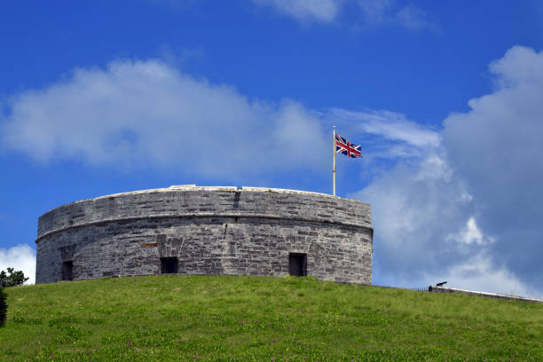 fort st. catherine che vola l'union jack, st. george's island, bermuda - st george flag architecture famous place foto e immagini stock