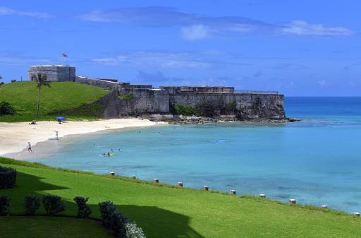 St. George's Island,  Bermuda: beach and Fort St. Catherine, coastal artillery fort at the North-East tip of St. George's Island, in the Imperial fortress colony of Bermuda - The first wooden fort was built on the site in 1612, the current structure dates mostly from the 19th century - Coot Pond Road - UNESCO World Heritage Site.