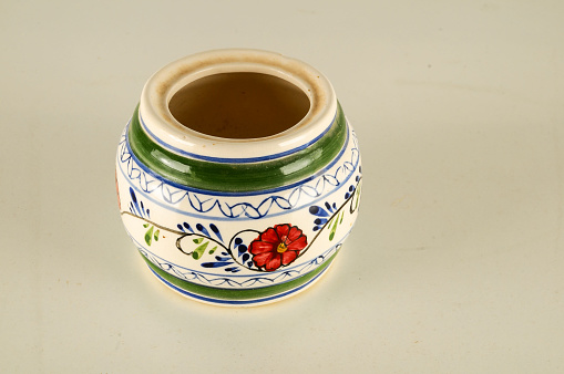 Doucai Porcelain Flower and bird pattern jar with lid