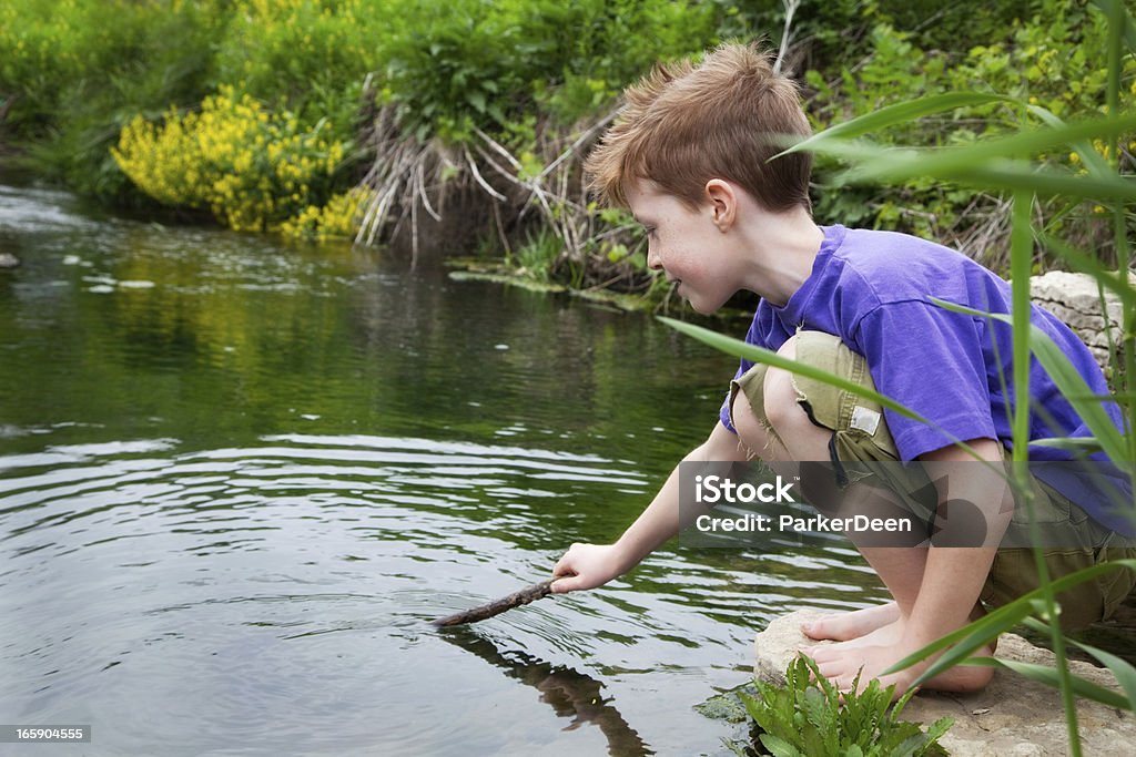 Молодой ребенок Exporing Естественный Мир - Стоковые фото Ребёнок роялти-фри